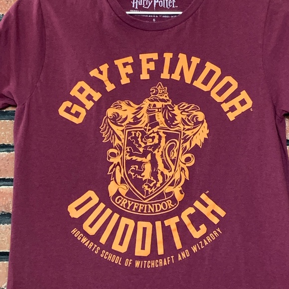 Harry Potter Gryfindor Maroon T-Shirt SZ-S - Picture 2 of 4